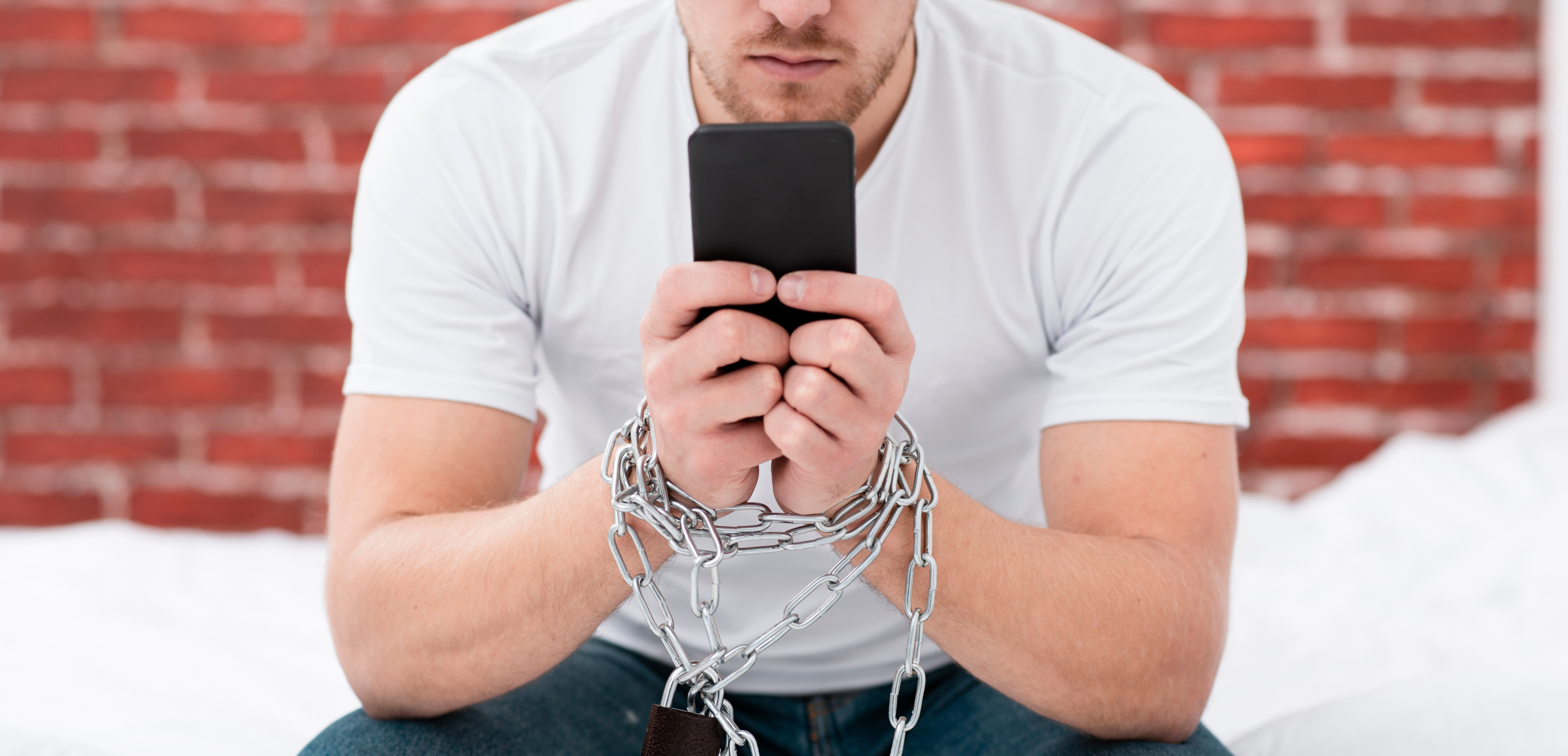Dependența de telefon: semnele care îți afectează corpul și ce soluții de relaxare ajută cu adevărat