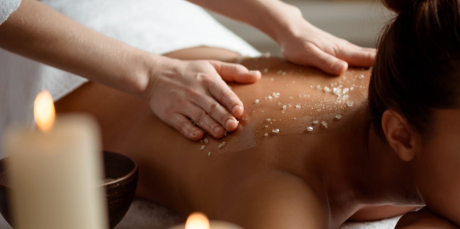 O tânără care se relaxează într-un salon spa.